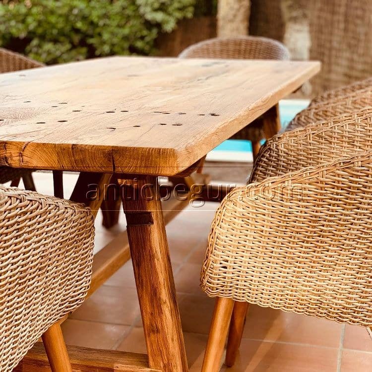 mesa fabricada en madera de roble viejo.