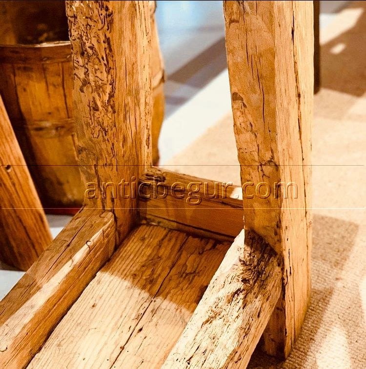 mueble está fabricado de forma artesanal con madera recuperada 