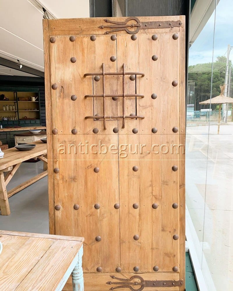 Restauración antigua puerta de madera ANTIC BEGUR